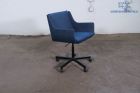 Design |Fauteuil | Tweedehands | Blauw gestoffeerd | Zwart verrijdbaar frame | OS276