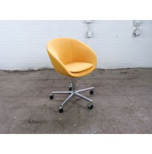 Giro | Design | Vergaderstoel | Tweedehands | Geel gestoffeerd | Verchroomd frame | Verrijdbaar | VS338