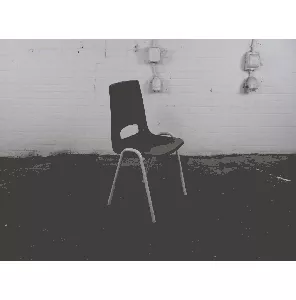 Kantinestoel | Gebruikt | Blauwe kunststof kuip | Stapelbaar | Crème frame | KS272