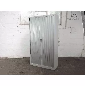 Hoge roldeurkast | Jong gebruikt | 4 legborden | Zilvergrijs | HK105