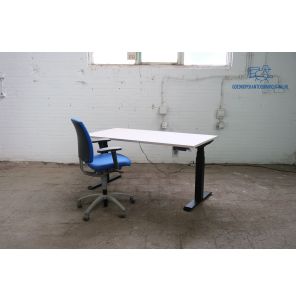 Bureau | Tweedehands | Elektrisch verstelbaar | Helder hout blad | Zwart frame | 160x80 cm | BT99