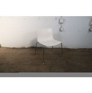 Arper Catifa | Kantinestoel | Tweedehands | Stapelbaar | Witte kuip | Chromen frame | KS287