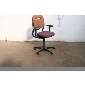 Ahrend | Bureaustoel | Teracotta gestofferd | Zwart frame | BS363