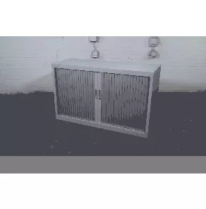  Roldeurkast | Jong gebruikt | Zilvergrijs | 1 legplank | LK252