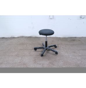 Werkplaatsstoel / kruk | Gebruikt | Zwart gestoffeerd | Zwart frame | Verstelbaar | OS265