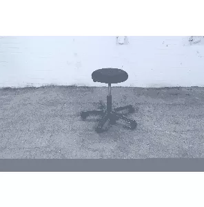 Werkplaatsstoel / kruk | Gebruikt | Zwart gestoffeerd | Zwart frame | Verstelbaar | OS265