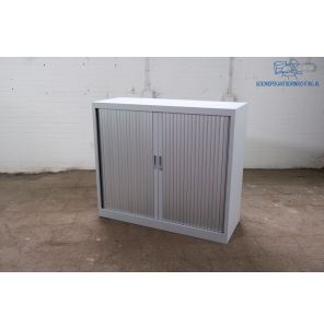 Roldeurkast | Jong gebruikt | Zilvergrijs | 2 legborden | MK293