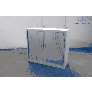 Roldeurkast | Jong gebruikt | Zilvergrijs | 2 legborden | MK293