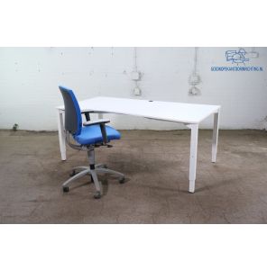 Febru | Cocpit bureau | Tweedehands | Wit blad/ doorvoerdop | Wit frame | BT475