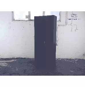 Hoge klapdeurkast | Jong gebruikt | 4 legborden | Zwart | HK116