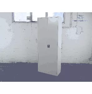 Hoge klapdeurkast | Jong gebruikt | 4 legborden | Wit | HK111