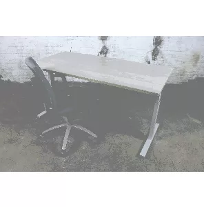 Bureau | Tweedehands | Beuken blad | Lichtgrijs frame | Handmatig verstelbaar | BT215