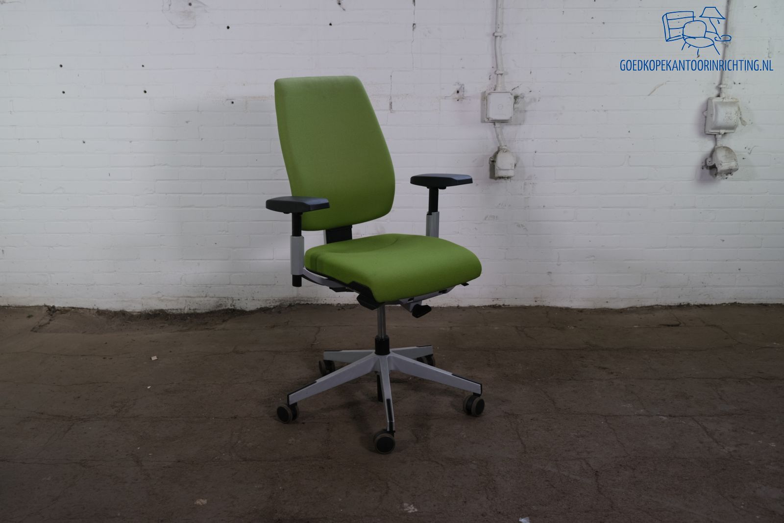 Giroflex68 | Bureaustoel | Tweedehands | Groen gestoffeerd | 4D armleggers | BS376