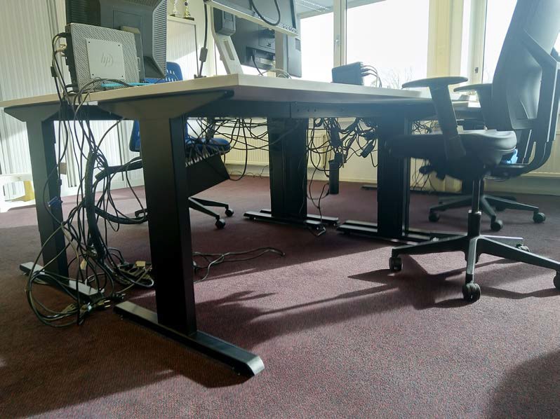 Voorbeeld slechte kabelmanagement werkplek