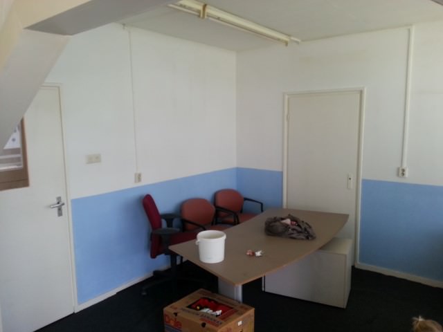 Speelruimte ingericht met gedoneerd kantoormeubilair