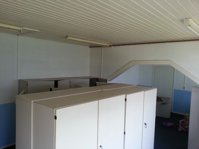 Donatie kasten en stoelen aan Speelgoedbank Friesland